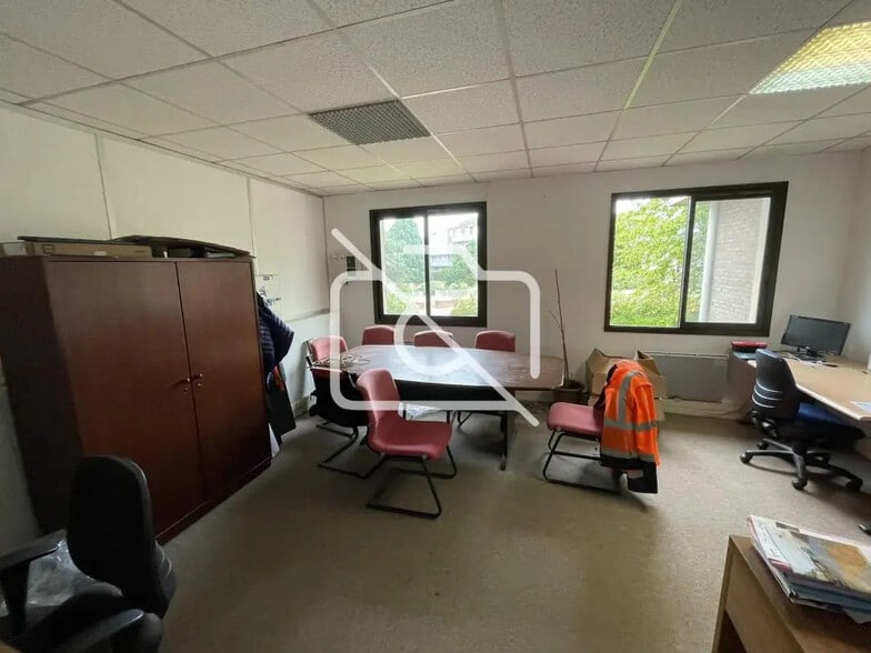 Industriel/Logistique dans Voisins-le-Bretonneux à louer - Photo de l’immeuble – Image 2 sur 12