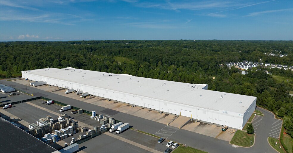1810 W Pointe Dr, Charlotte, NC à louer - Photo de l’immeuble – Image 2 sur 6