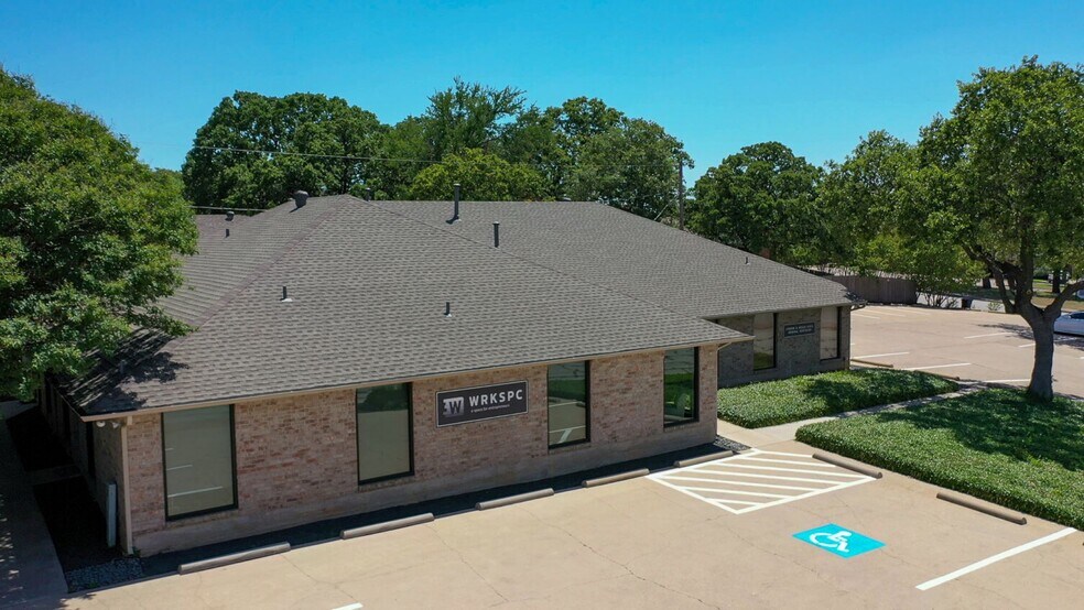 615 W Harwood Rd, Hurst, TX à louer - Photo de l’immeuble – Image 2 sur 27