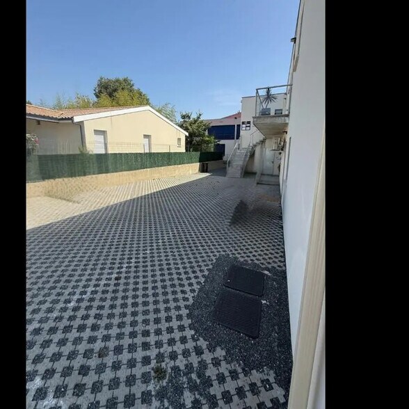 Local commercial dans Léognan à vendre - Photo de l’immeuble – Image 2 sur 3