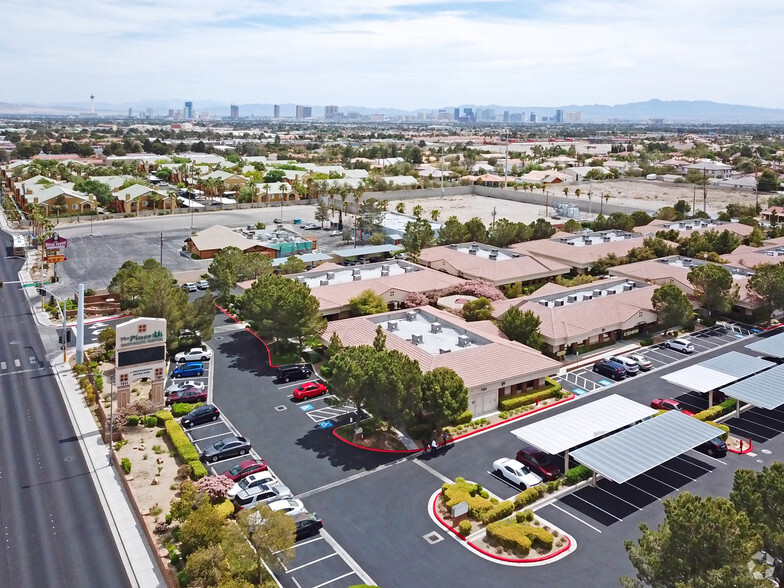 7211 W Charleston Blvd, Las Vegas, NV à louer - Photo de l’immeuble – Image 3 sur 15