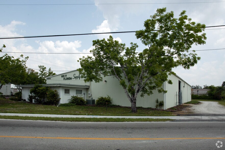 1585 Seaboard St, Fort Myers, FL à louer - Photo de l’immeuble – Image 2 sur 15