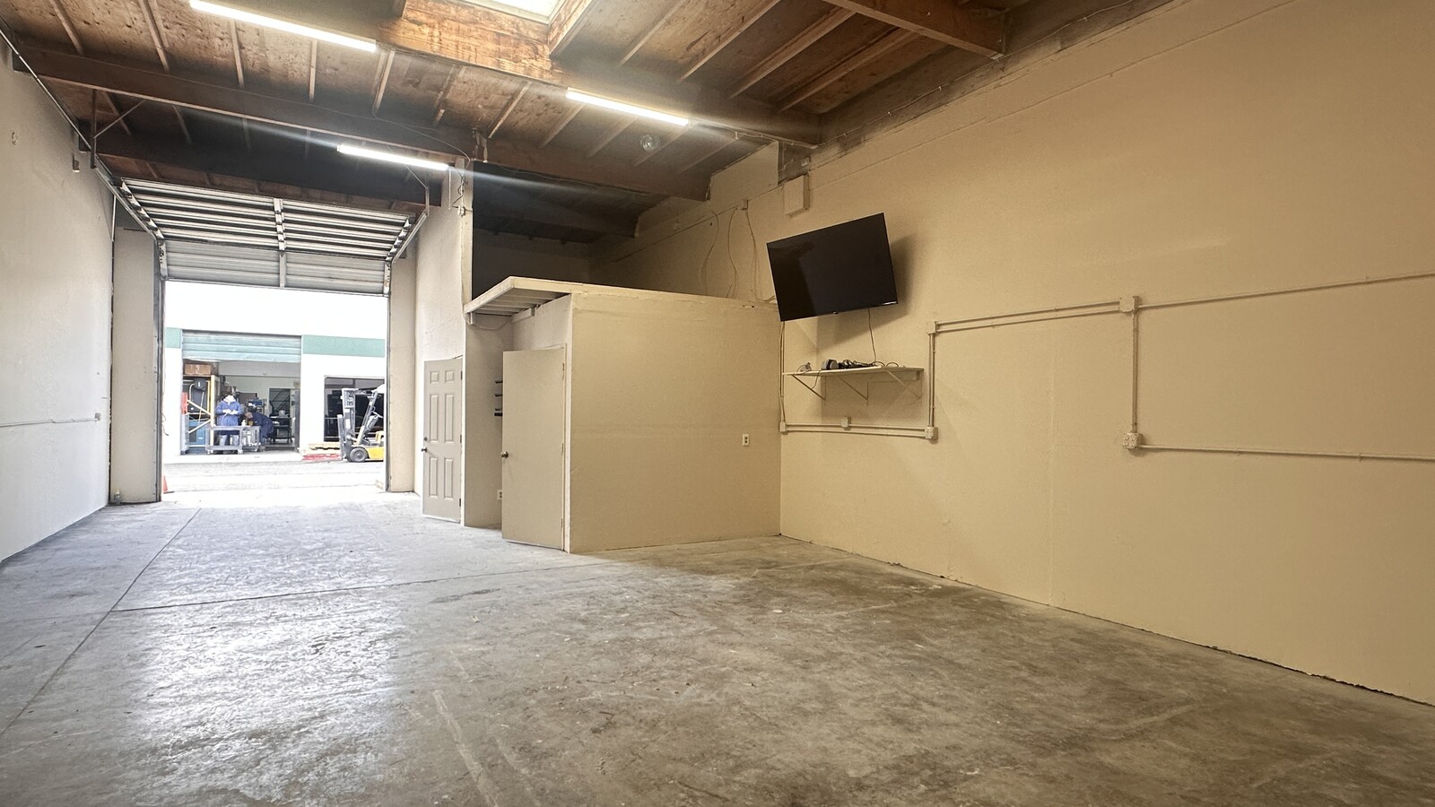 2535 W Winton Ave, Hayward, CA 94545 - Lot 4C - - Photo intérieure - Image 2 of 5