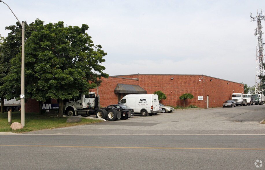135-141 Watline Av, Mississauga, ON à louer - Photo principale – Image 1 sur 2