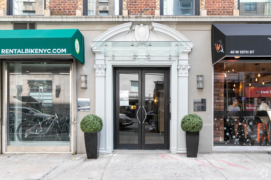 40 W 55th St, New York, NY à louer - Photo de l’immeuble – Image 3 sur 9