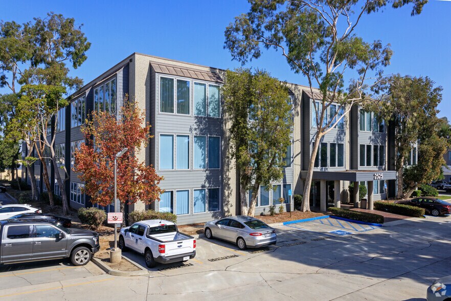 2525 Cherry Ave, Signal Hill, CA à vendre - Photo de l’immeuble – Image 2 sur 11