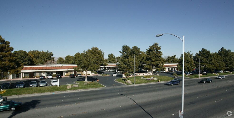 2810 W Charleston Blvd, Las Vegas, NV à louer - Photo de l’immeuble – Image 3 sur 9