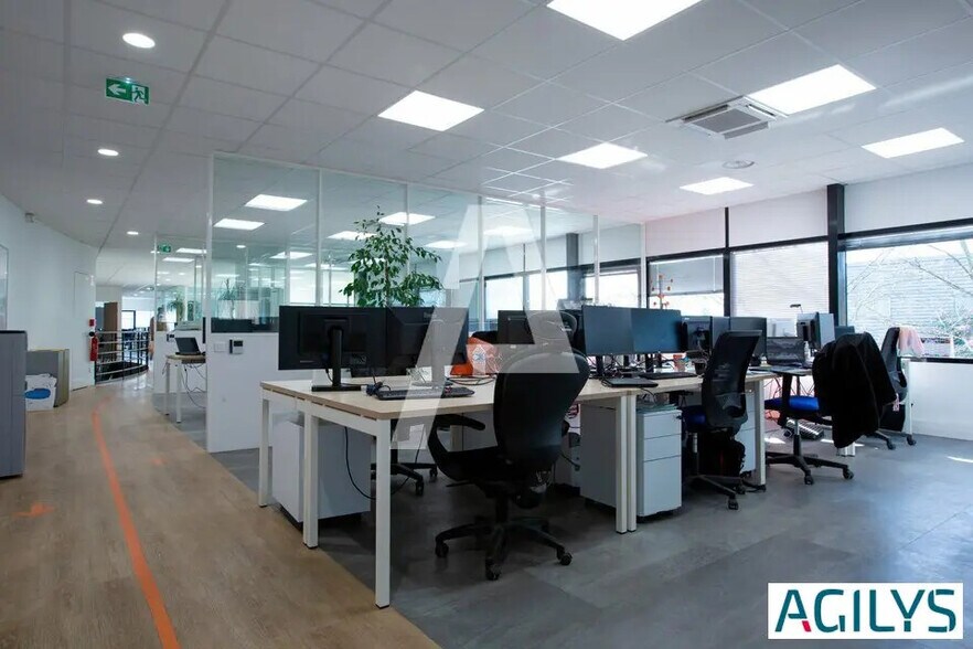 Local d’activités dans Palaiseau à louer - Photo de l’immeuble – Image 3 sur 12