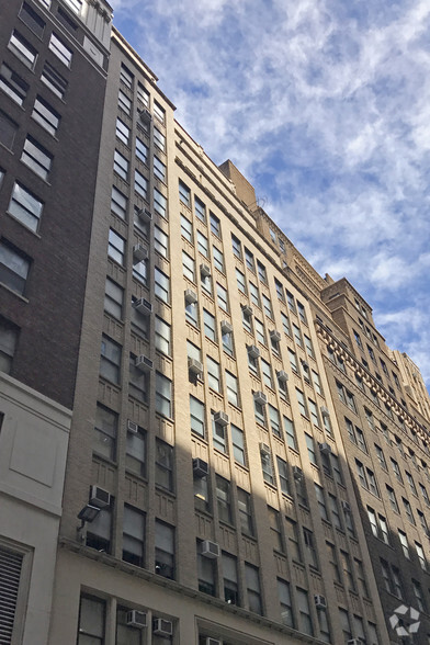 261 W 35th St, New York, NY à louer - Photo de l’immeuble – Image 3 sur 12