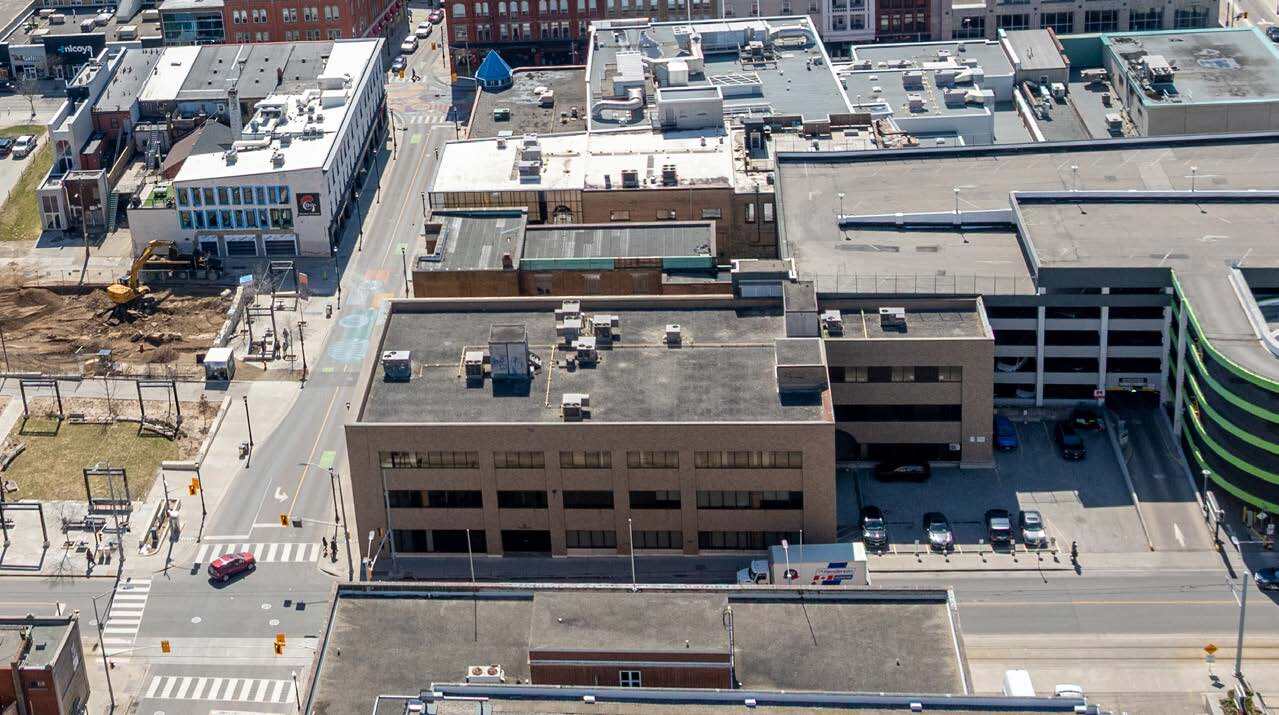 7 Duke St W, Kitchener, ON à louer Aérien– Image 1 sur 1