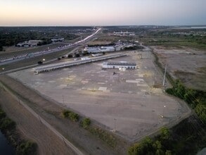1501 N Walton Walker Blvd, Dallas, TX à louer Aérien– Image 1 sur 5