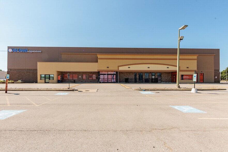 8555-8735 Day Dr, Parma, OH à vendre - Photo de l’immeuble – Image 1 sur 50