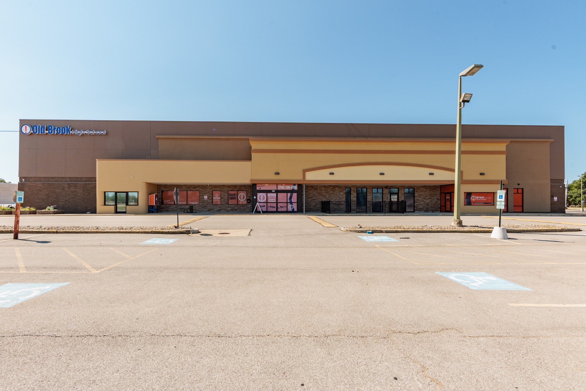 8555-8735 Day Dr, Parma, OH à vendre Photo de l’immeuble– Image 1 sur 51