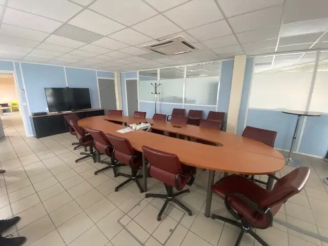 Bureau dans Jouy-le-Moutier à louer - Photo de l’immeuble – Image 2 sur 3