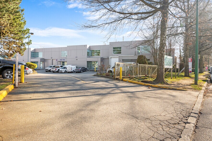 3871 N Fraser Way, Burnaby, BC à louer - Photo de l’immeuble – Image 2 sur 17