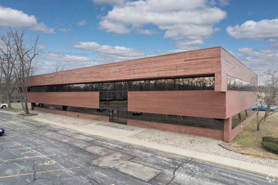 3950 Sunforest Ct, Toledo, OH à louer - Photo de l’immeuble – Image 2 sur 15
