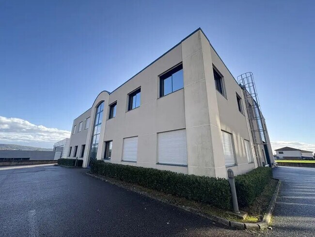 Plus de détails pour Bureau, Local d'activités à louer