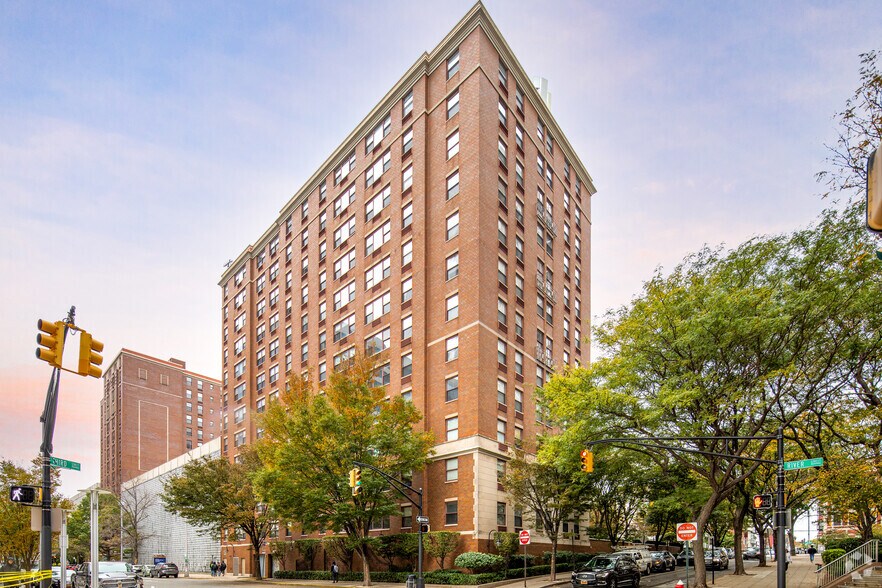 235 Hudson St, Hoboken, NJ à louer - Photo de l’immeuble – Image 2 sur 2