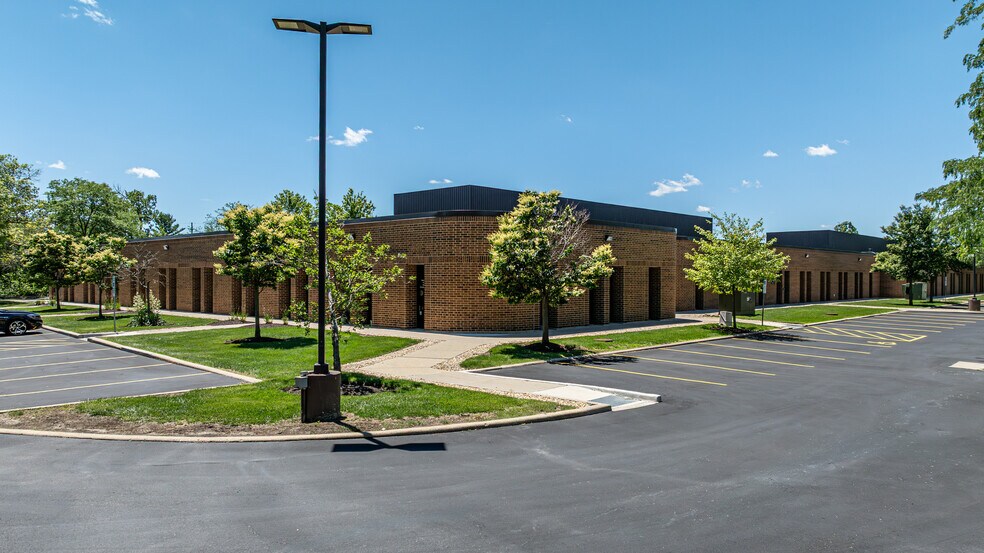 650 E Higgins Rd, Schaumburg, IL à louer - Photo de l’immeuble – Image 2 sur 30