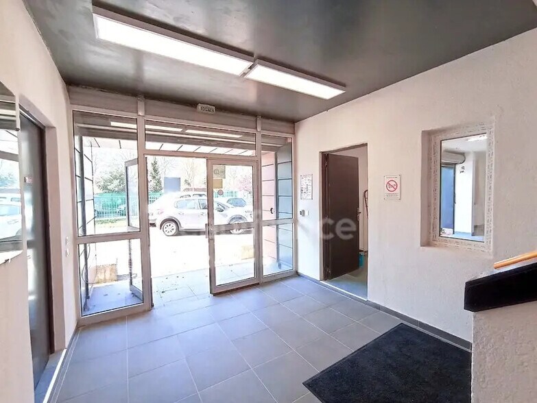 Local d’activités dans Guibeville à louer - Photo de l’immeuble – Image 3 sur 8