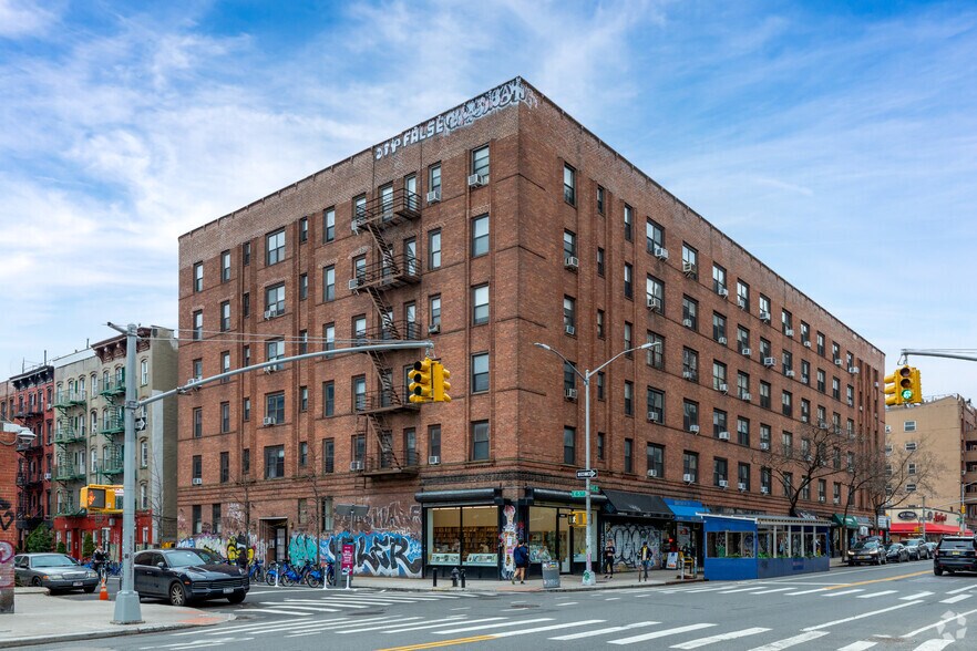 66 Avenue A, New York, NY à louer - Photo de l’immeuble – Image 1 sur 6