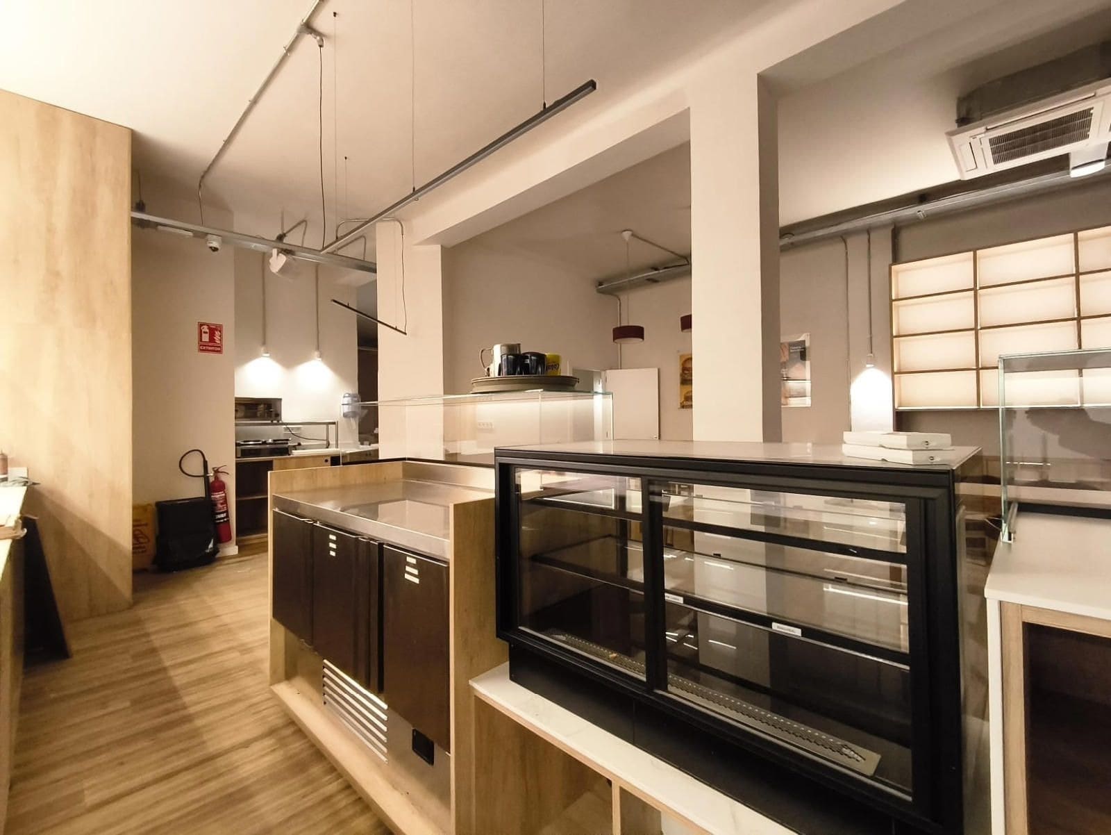 Local commercial dans Barcelone, Barcelona à louer Photo intérieure– Image 1 sur 18