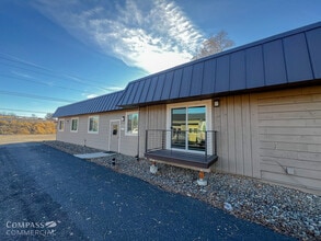 2524 NE Division St, Bend, OR à louer Photo intérieure– Image 1 sur 13