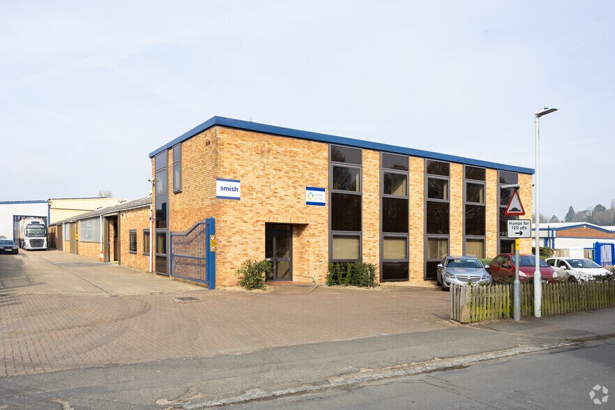 Fircroft Way, Edenbridge à louer - Photo principale – Image 1 sur 2