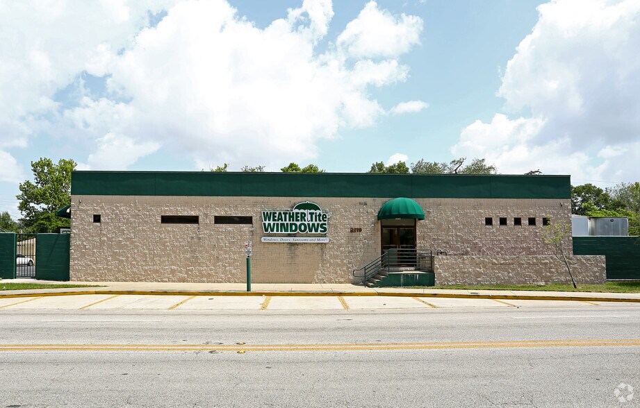2125 W Columbus Dr, Tampa, FL à louer - Photo de l’immeuble – Image 3 sur 17
