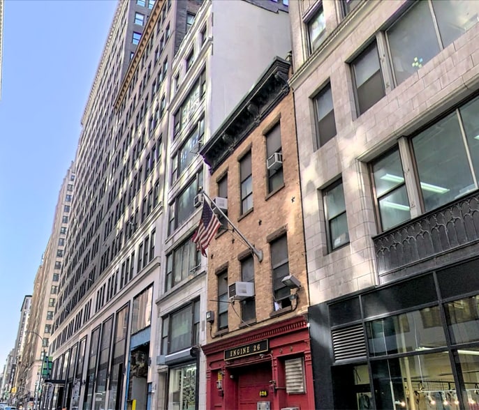 218 W 37th St, New York, NY à louer - Photo de l’immeuble – Image 1 sur 4
