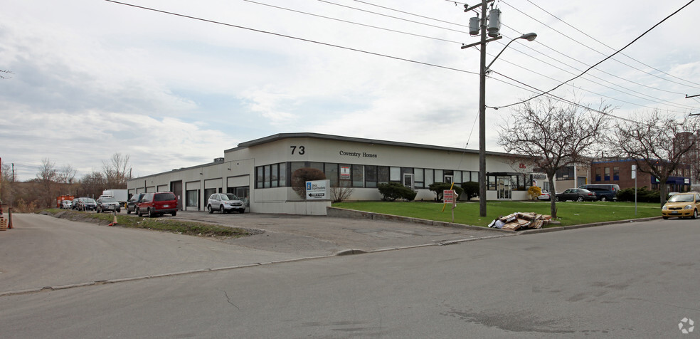 73 Railside Rd, Toronto, ON à louer - Photo de l’immeuble – Image 3 sur 7