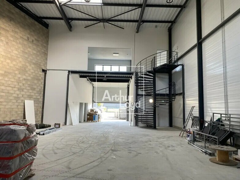 Bureau dans Saint-Pierre-du-Perray à louer - Photo de l’immeuble – Image 2 sur 8