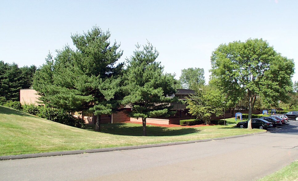 23-27 Village Ln, Wallingford, CT à vendre - Photo de l’immeuble – Image 2 sur 3