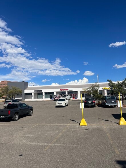2200 S Monaco Pky, Denver, CO à louer - Photo de l’immeuble – Image 3 sur 67