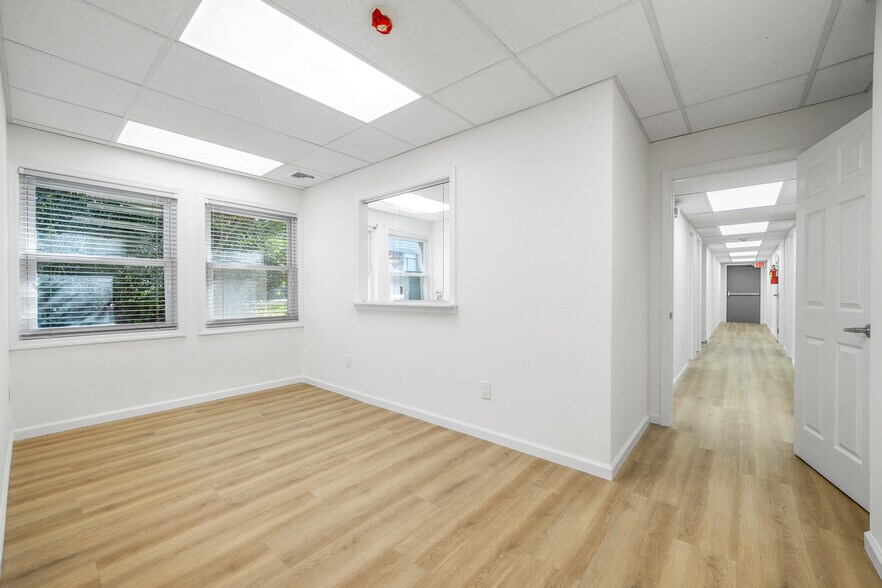 28 Throckmorton Ln, Old Bridge, NJ à louer - Photo de l’immeuble – Image 1 sur 22