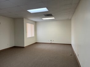18301-18307 Sherman Way, Reseda, CA à louer Photo intérieure– Image 2 sur 3