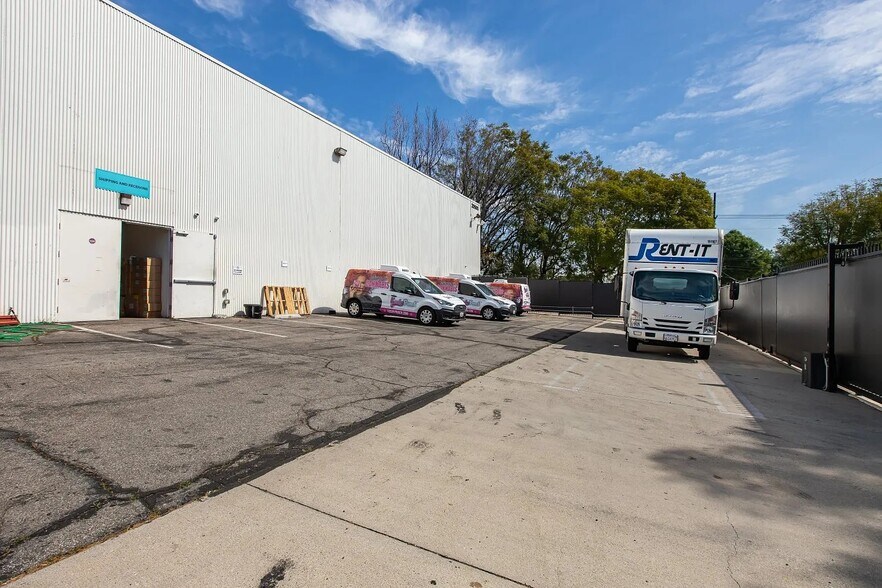 20500 Nordhoff St, Chatsworth, CA à vendre - Photo de l’immeuble – Image 2 sur 26