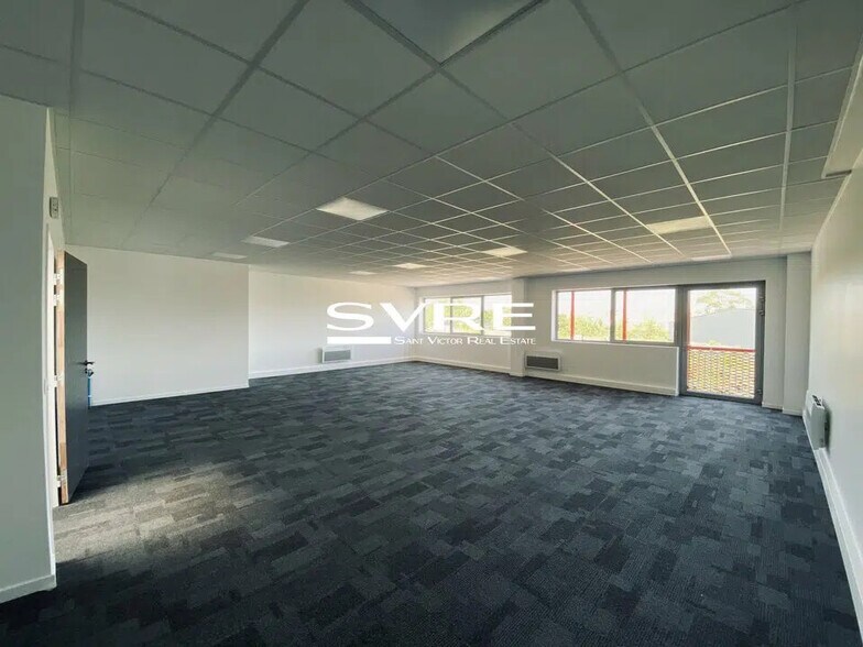 Local d'activités dans Marignane à vendre - Photo de l’immeuble – Image 3 sur 13