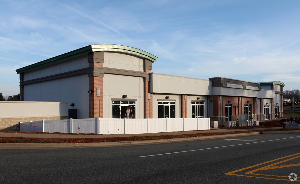 105-201 Oakdale Dr, Hillsborough, NC à vendre - Photo de l’immeuble – Image 3 sur 7