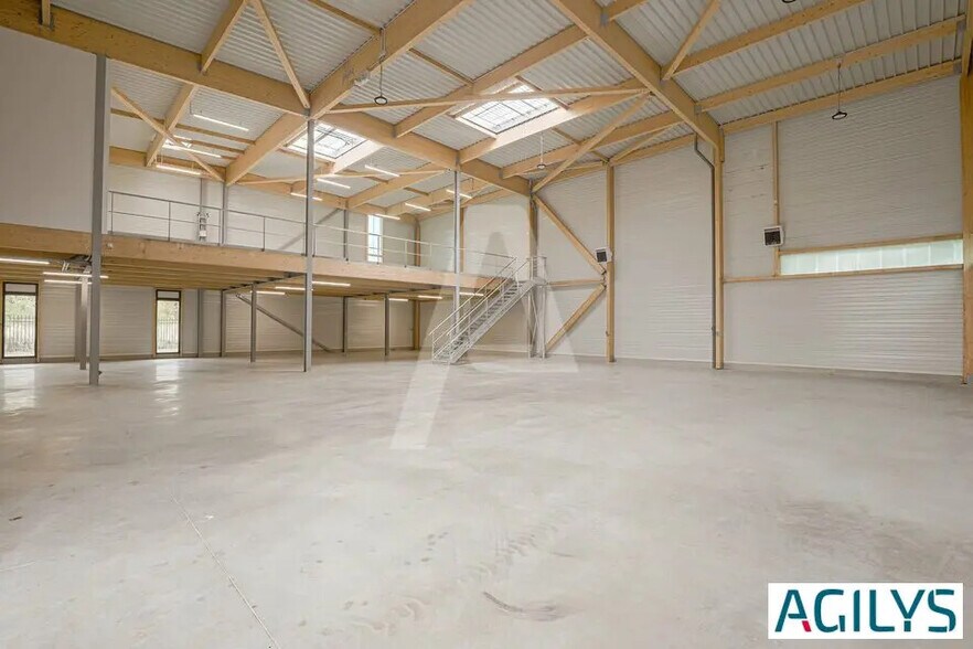 Local d’activités dans Chanteloup-en-Brie à louer - Photo de l’immeuble – Image 1 sur 5