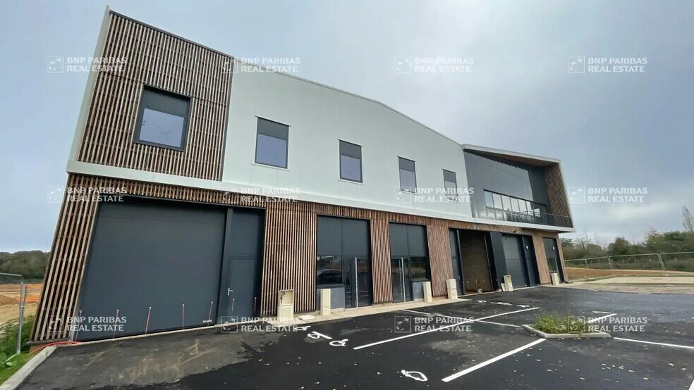 Local d'activités dans Plaisir à vendre - Photo de l’immeuble – Image 2 sur 6