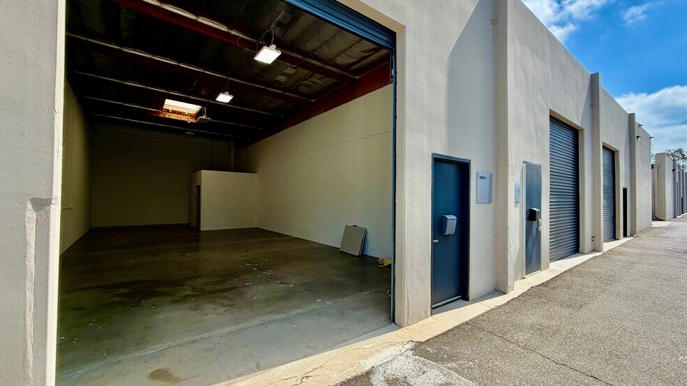 18320-18330 Oxnard St, Tarzana, CA à louer - Photo de l’immeuble – Image 2 sur 23