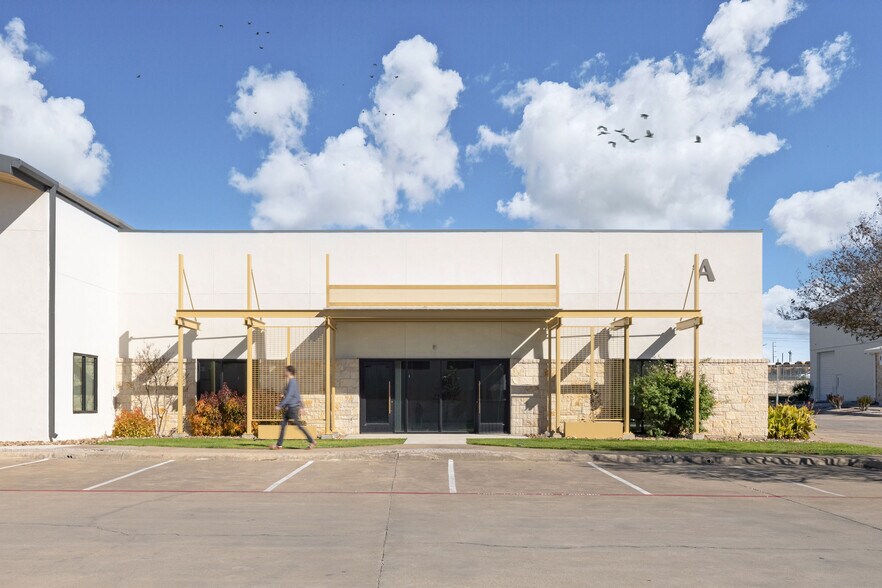 1900 E Howard Ln, Pflugerville, TX à louer - Photo de l’immeuble – Image 3 sur 5