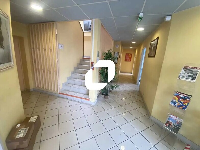 Local d’activités dans Eysines à louer - Photo de l’immeuble – Image 3 sur 6