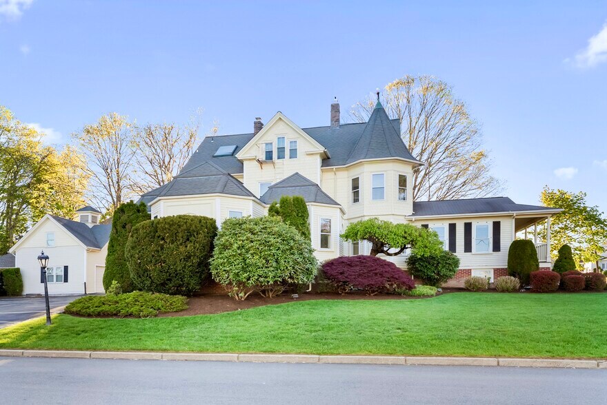 1358 Smith St, North Providence, RI à vendre - Photo de l’immeuble – Image 3 sur 54