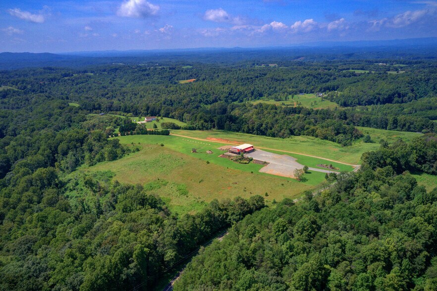 1426 Peter Mabe Rd, Danbury, NC à vendre - Photo principale – Image 1 sur 6