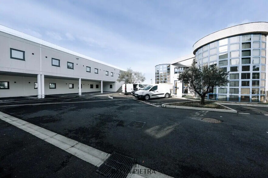 Bureau dans Saint-Clément-de-Rivière à vendre - Photo de l’immeuble – Image 2 sur 11