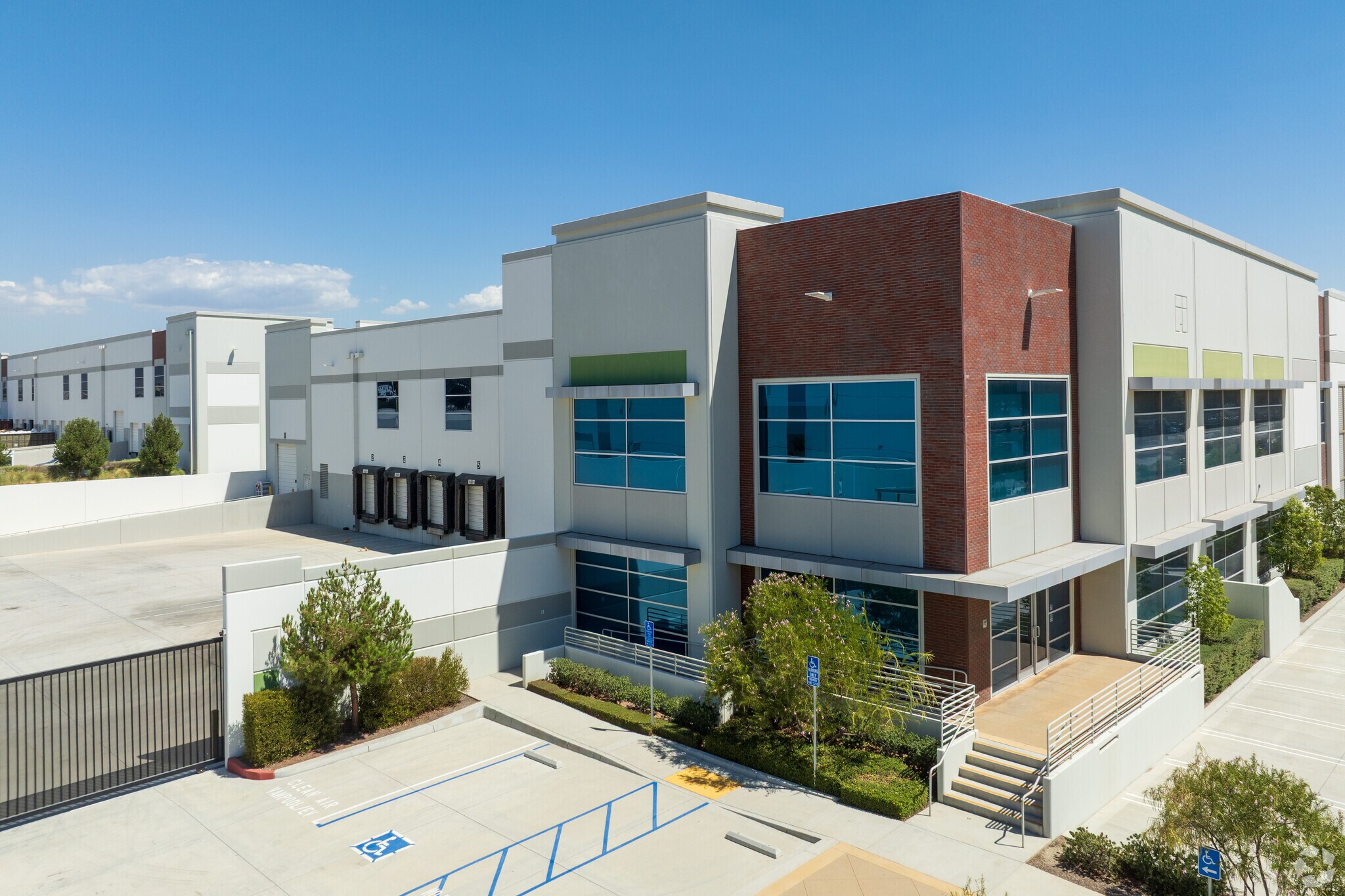 14518 Santa Ana Ave, Fontana, CA à louer Photo principale– Image 1 sur 5