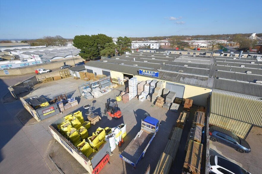 49-55 Gatwick Rd, Crawley à louer - Photo de l’immeuble – Image 2 sur 2