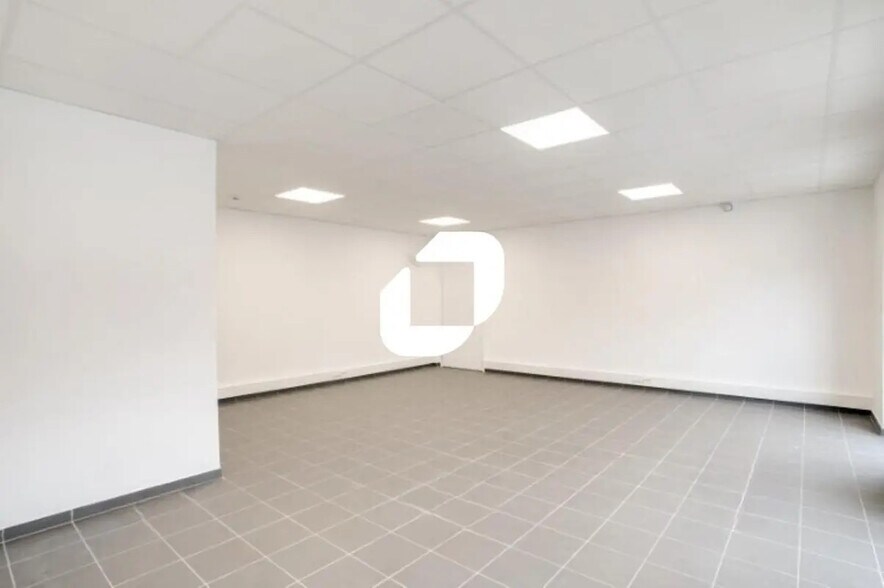 Bureau dans Croissy-Beaubourg à louer - Photo de l’immeuble – Image 3 sur 4